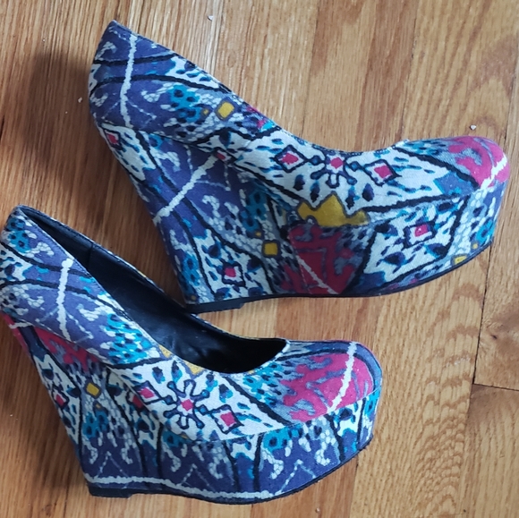 EXTREMELY RARE Steve Madden Pammyy Multicolor Platform Wedges Size 7 multicolor - Picture 2 of 4